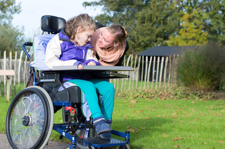 Barn i rullestol på tur