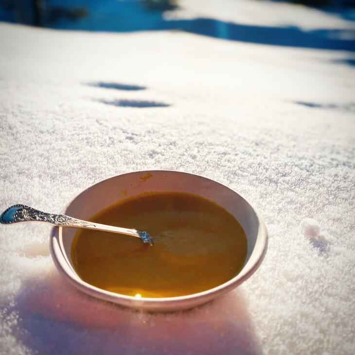 Bilde av suppe i snøen