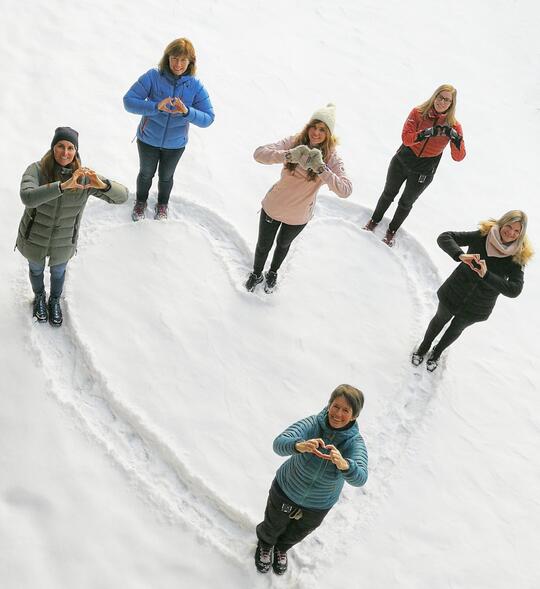 damer i snøen